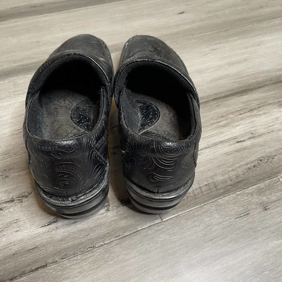 B.O.C. Born Concept Floral Clogs Comfort Shoes Black Size 7 W - Picture 2 of 7